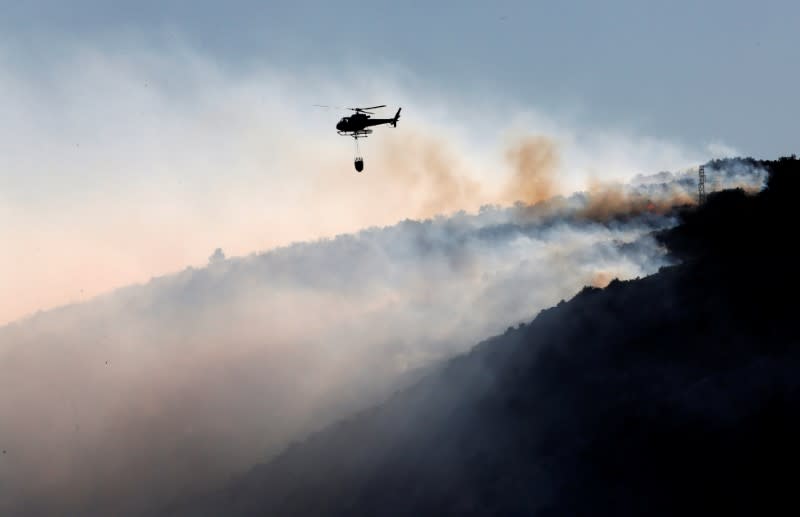 Les violents incendies qui se sont déclarés lundi dans le sud-est de la France et en Corse, détruisant plus de 3.000 hectares de végétation, étaient globalement contenus mardi en fin de matinée, à l'exception de plusieurs foyers dans le Var, dont le principal à La Croix-Valmer, près de Saint-Tropez. /Photo prise le 24 juillet 2017/REUTERS/Jean-Paul Pelissier