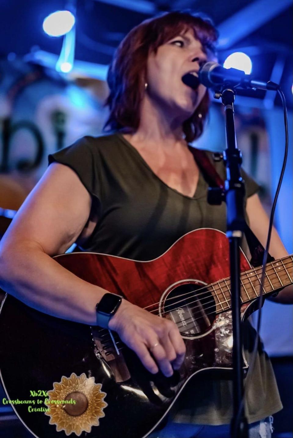Anna Holloway performing live.