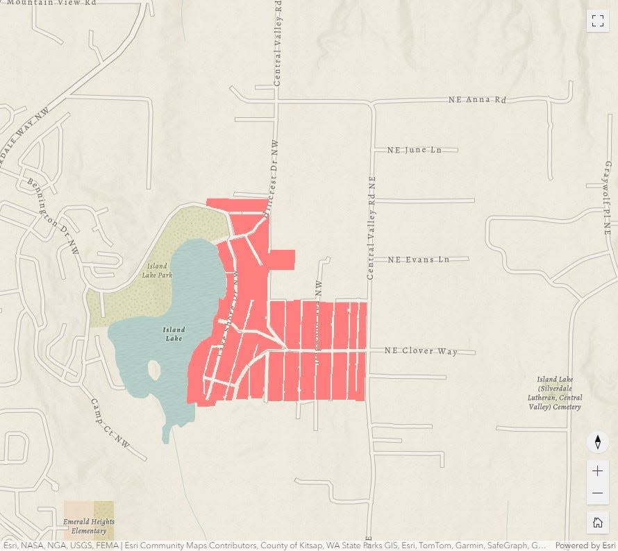 The UW research team identifies deeds of properties on the east side of Island Lake that contain racial restrictions in the 1930s.