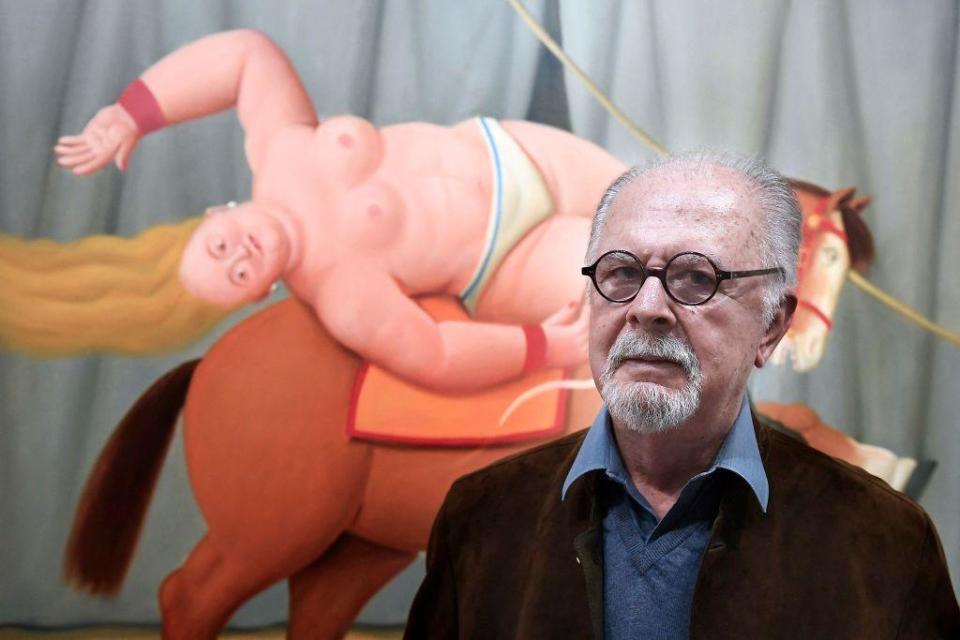 Fernando Botero frente a uno de sus cuadros.