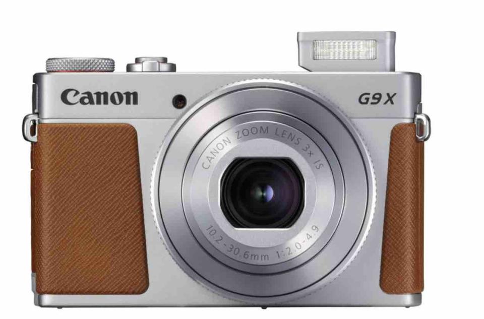 <p>La Canon PowerShot G9 X Mark II è la più piccola fotocamera compatta per esperti. Da 20,1 megapixel, scatta e filma in full hd ed è connessa grazie alla connettività wi-fi e bluetooth. Ha uno schermo touchscreen lcd da 7,5 cm. Prezzo: 469,99 euro su store.canon.it </p>