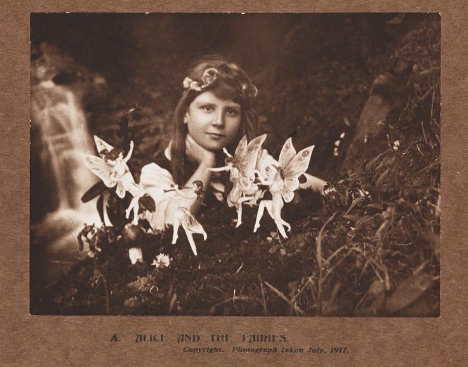 Foto de Frances &#39;Alice&#39; Griffiths (1907-1986) con hadas, tomada por su prima Elsie &#39;Iris&#39; Wright (1901-1988).