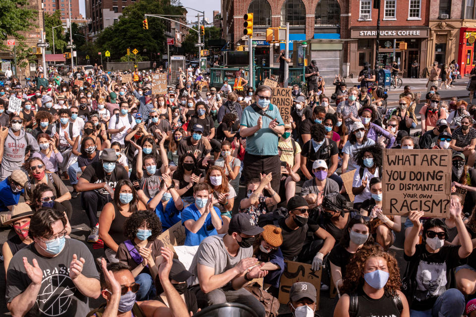 Mitin de manifestantes en Nueva York para protestar por el asesinato de George Floyd a manos de la policía, el lunes 15 de junio de 2020. (Amr Alfiky/The New York Times)