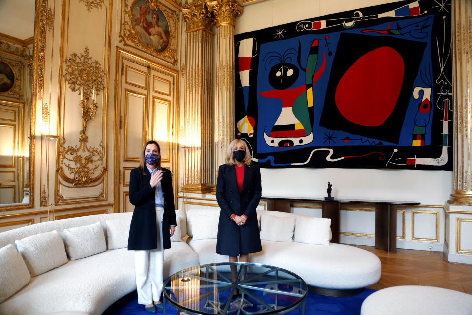 Brigitte Macron, la primera dama francesa y su contraparte mexicana, Beatriz Gutiérrez Müller, se reunieron en el Palacio del Elíseo, en París, Francia, el 8 de octubre de 2020. Foto: Thibault Camus/ REUTERS