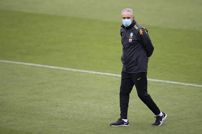 Tite, al comando de un entrenamiento del seleccionado de Brasil en la Granja Comary, en Teresópolis