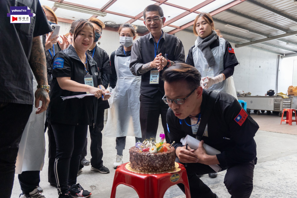 4月5日是修復師邱柏森的生日，76行者的夥伴們為他準備了蛋糕。（攝影／鄭宇辰）