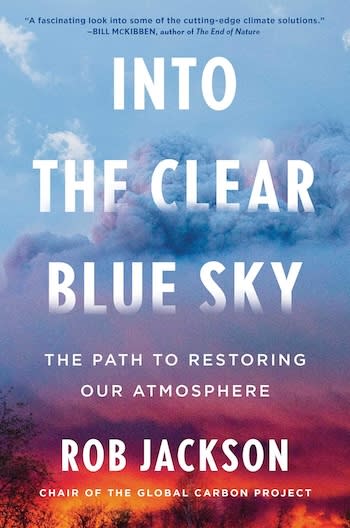 A capa do livro Into the Clear Blue Sky, que mostra espessas nuvens azuis acima de uma paisagem vermelha e roxa que parece estar em chamas