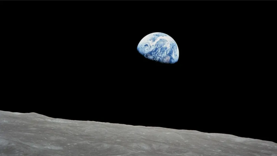La tierra redonda y azul fotografiada desde la superficie de la luna