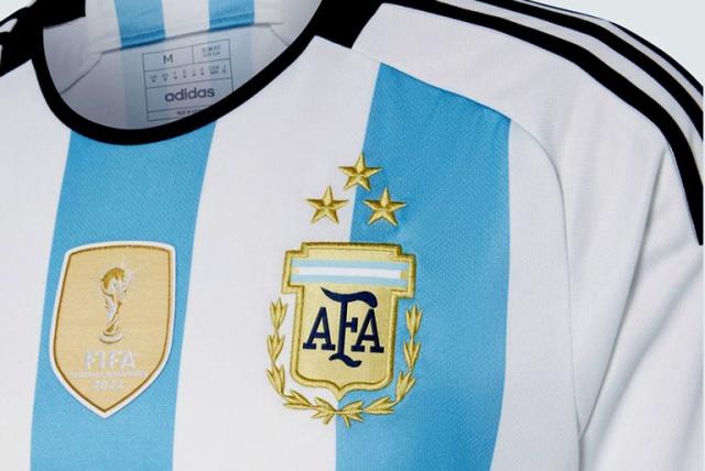 granero Inhalar Corchete Argentina campeón del mundo: la nueva camiseta de la selección nacional con  las tres estrellas doradas salió a la venta pero se agotó enseguida