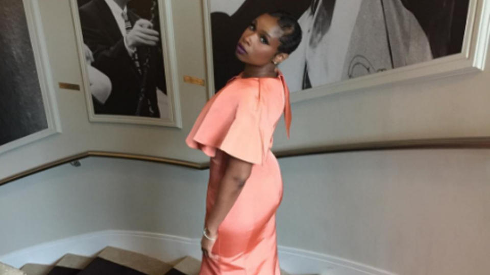 Jennifer Hudson trug dieses lachsfarbene Kleid von Christian Siriano