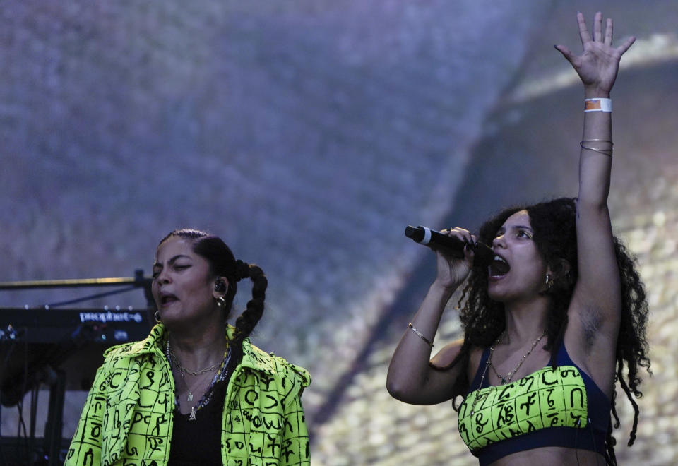 El dúo franco-cubano Ibeyi, Naomi, izquierda, y su gemela Lisa, durante su concierto en el festival Corona Capital en la Ciudad de México el 19 de noviembre de 2022. (Foto AP/Eduardo Verdugo)