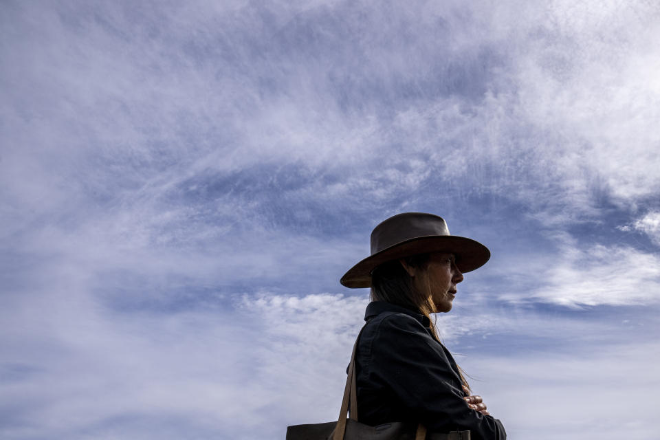 La artista francesa Delphine Poulain asiste a un funeral en Hanga Roa, Rapa Nui o Isla de Pascua, el miércoles 23 de noviembre de 2022. Poulain nació en París hace 52 años y ha estado enamorada de Rapa Nui desde que la visitó por primera vez en 1994.(AP Foto/Esteban Felix)