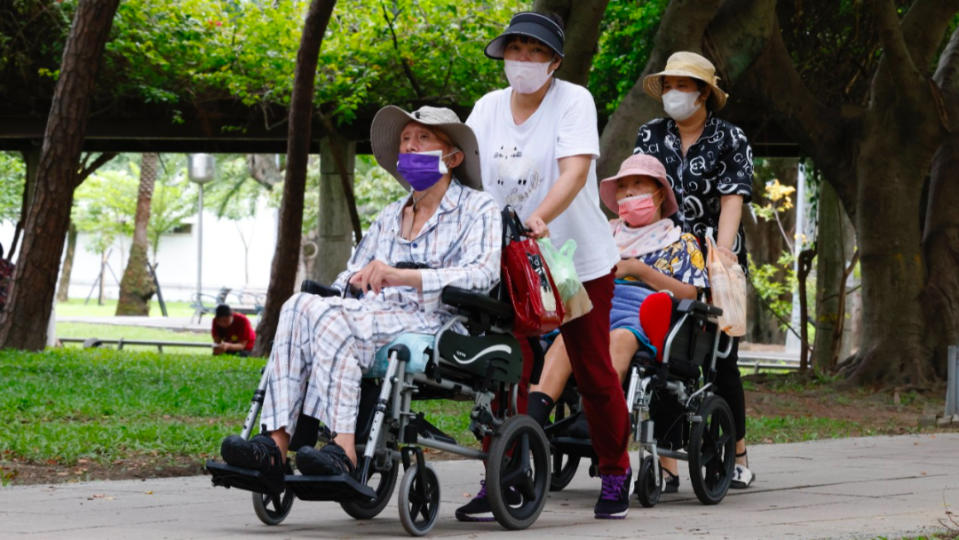 截至去年6月底，全台65歲以上人口達418萬餘人，其中，居住於無電梯公寓的高齡人口也達55萬餘人。廖瑞祥攝