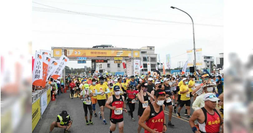 全國最具人情味的馬拉松田中馬拉松13日開跑，吸引約有1萬6800位跑友參與。（圖／吳敏菁攝）
