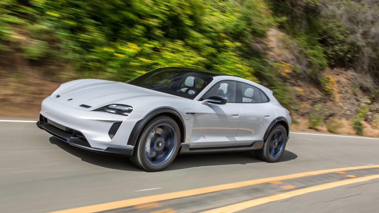 Mit steil gestellter Heckklappe und erhöhter Bodenfreiheit gibt der Porsche Cross Turismo den Geländekombi. Das E-Auto soll 2020 auf den Markt kommen. Foto: Porsche