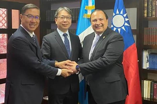瓜地馬拉外交部今於推特發出步卡羅在辦公室與蔡明彥、駐瓜地馬拉大使曹立傑握手的合照。（摘自瓜地馬拉外交部）