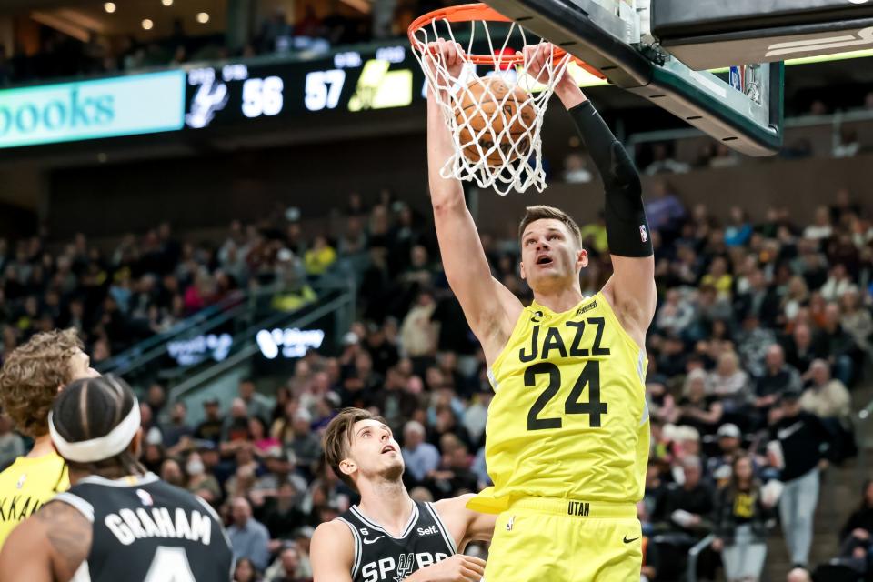 Utah Jazz center Walker Kessler (wearing yellow) dunks