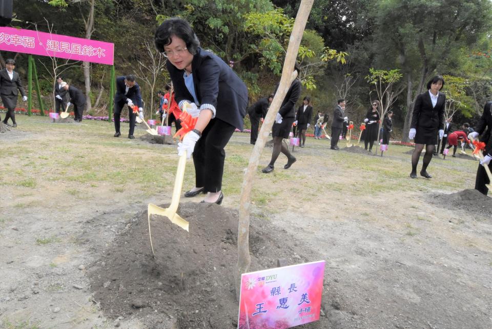 ▲彰化縣長王惠美親手種下風鈴木，期望再一次邁向下一個30年。（圖／記者陳雅芳攝，2019.12.21）