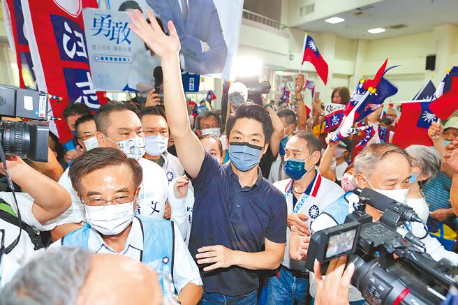 國民黨台北市長參選人蔣萬安有29萬臉書粉絲。圖為蔣萬安（中）昨出席士林區後援會成立大會，進場時向支持群眾揮手致意。（黃世麒攝）