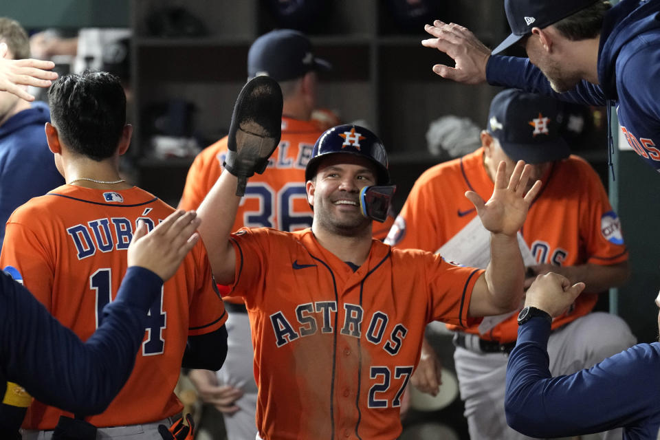 El venezolano José Altuve, de los Astros de Houston, festeja en la cueva luego de anotar en el cuarto juego de la Serie de Campeonato de la Liga Americana ante los Rangers de Texas, el jueves 19 de octubre de 2023 en Arlington (AP Foto/Godofredo A. Vásquez)