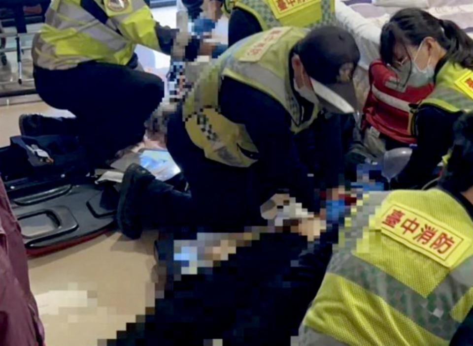 台中市二十七日發生一對老夫妻疑似雙雙服藥中毒，消防員獲報趕抵急救。（記者陳金龍翻攝）