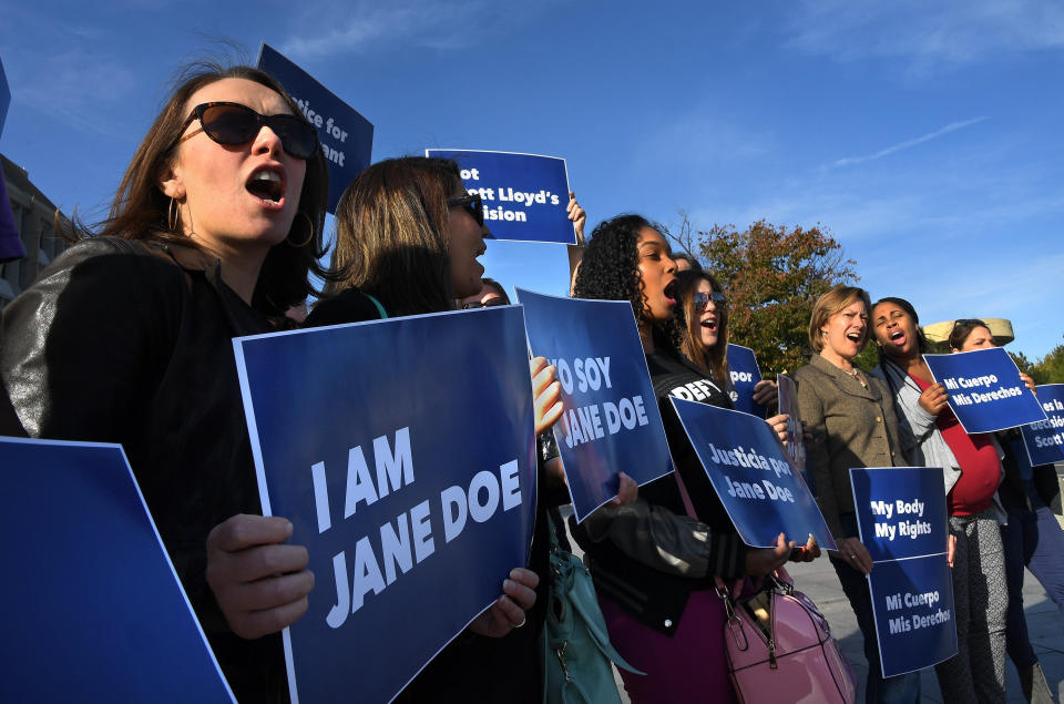 Protesters rally in support of "Jane Doe," a 17-year-old who was blocked from leaving an Office of Refugee Resettlement shelter to obtain an abortion. (Photo: Michael S. Williamson/The Washington Post via Getty Images)