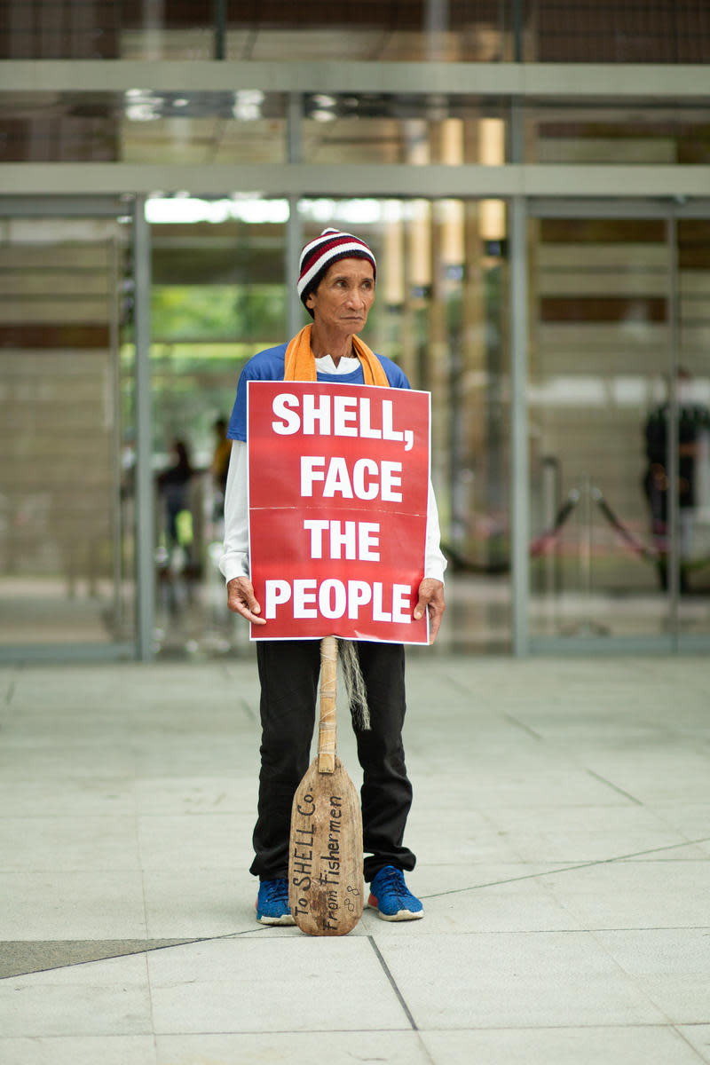 受氣候變遷衝擊的漁民Fred De la Cruz，於Shell殼牌石油公司在菲律賓馬尼拉的總部外和平倡議，要求該石油公司停止危害人民安全。