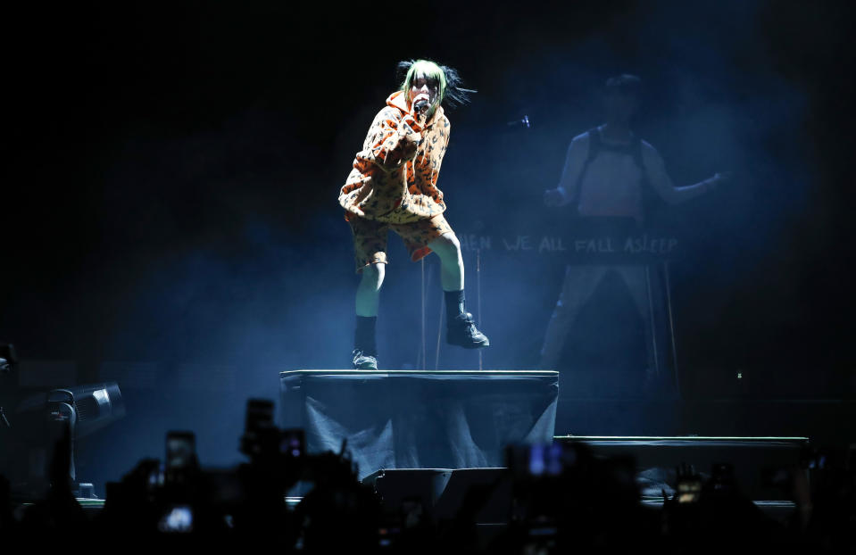 La cantante estadounidense Billie Eilish se presenta en el festival de música Corona Capital en la Ciudad de México, el domingo 17 de noviembre del 2019. (AP Foto/Eduardo Verdugo)