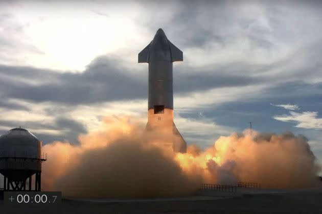 <p>La fusée Starship de la société SpaceX est montée dans le ciel puis le véhicule s'est renversé pour se placer en position horizontale, avant d'entamer sa descente. La fusée s'est ensuite replacée en position verticale, réussissant à se poser, à première vue sans encombre, à l'endroit souhaité. Mais elle a explosé quelques secondes après l'exploit.</p>