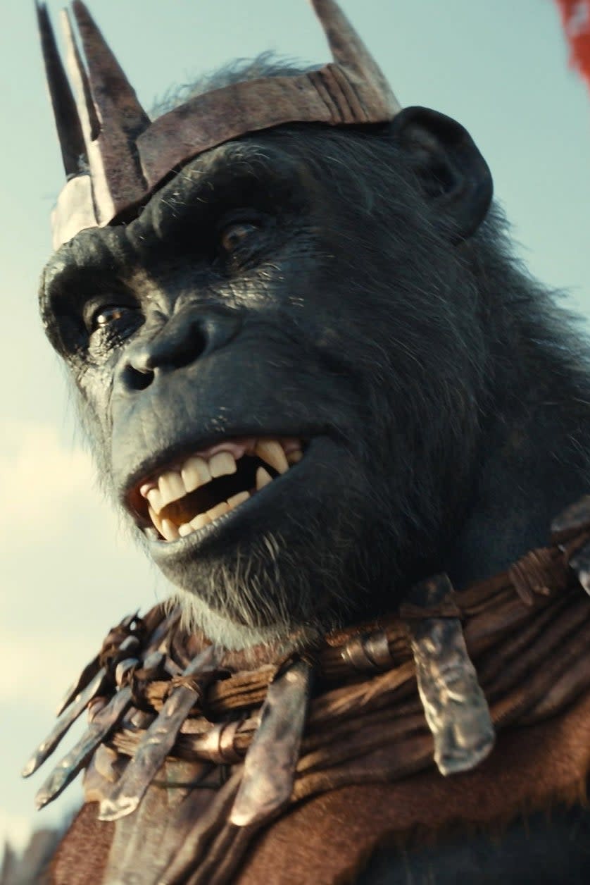 Proximus Caesar snarling with a crown on his head in Kingdom of the Planet of the Apes