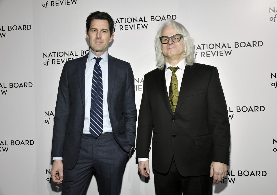 Los galarondados por "Top Gun: Maverick", el Joe Kosinski, izquierda, y el director de fotografía chileno Claudio Miranda llegan a los National Board of Review Awards Gala en Cipriani 42nd Street el domingo 8 de enero de 2023 en Nueva York. (Foto Evan Agostini/Invision/AP)