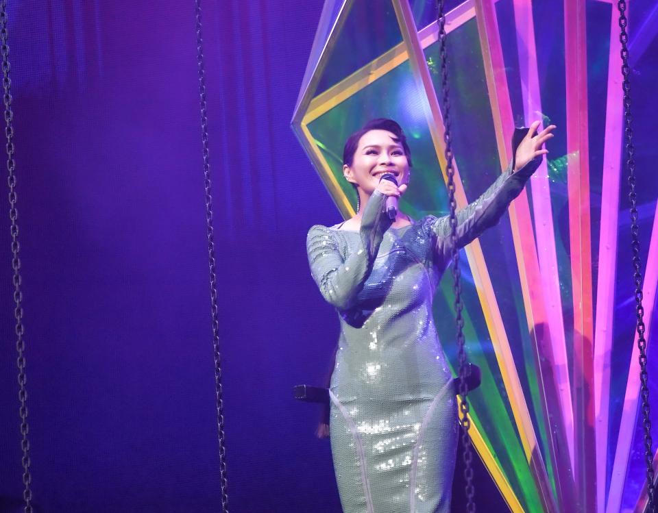 周蕙出道25週年的演唱會吸引4000人朝聖，她一開場就連飆代表作。（寬宏藝術提供）