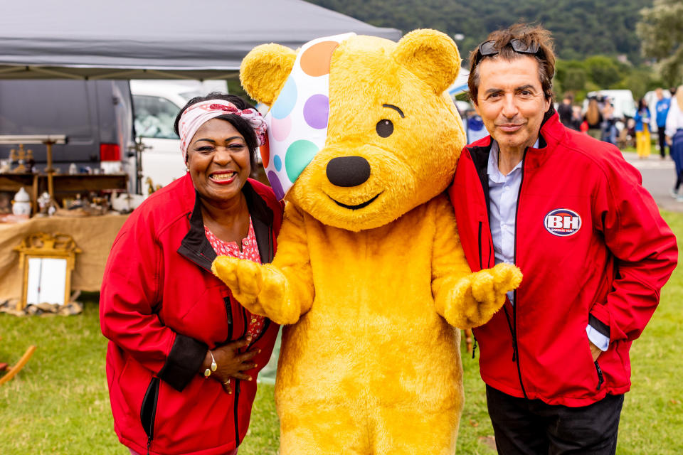 Bargain Hunt S66,17-11-2023,BBC Children in Need Special,Rustie Lee, Pudsey Bear, Jean Christophe Novelli,Pudsey Bear with The Red Team, Rustie Lee and Jean Christophe Novelli,BBC Studios,Production