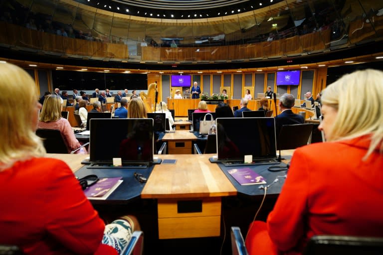 Unas diputadas del Parlamento de Gales escuchan el discurso del rey Carlos III con motivo del 25 aniversario de esa cámara legislativa, el 11 de julio de 2024 en la ciudad británica de Cardiff (Ben Birchall)