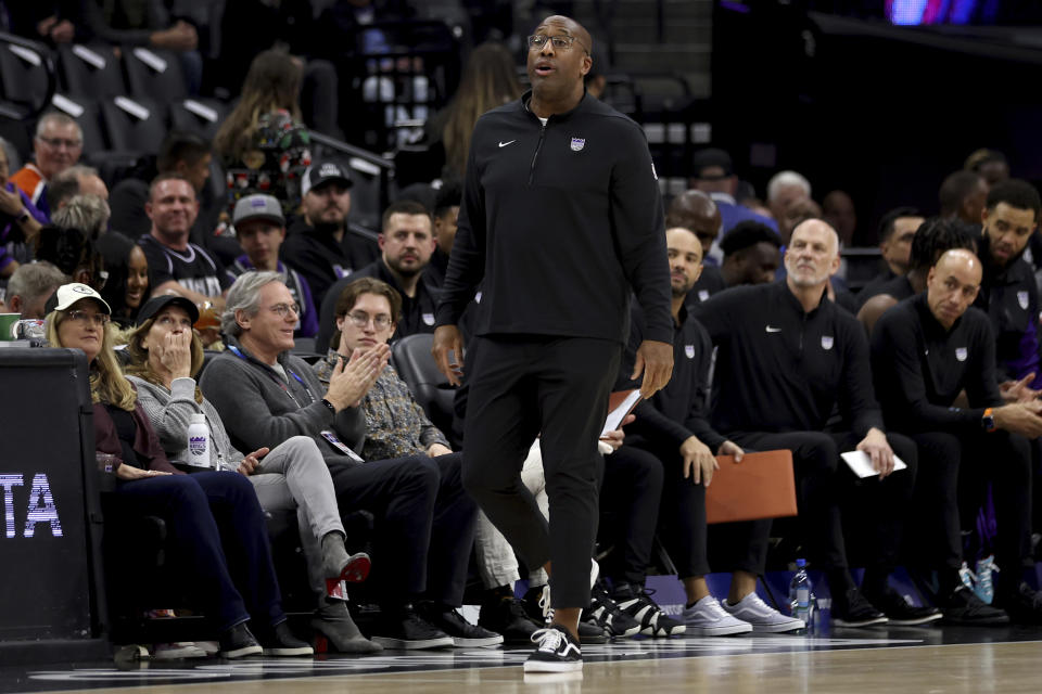 Sacramento Kings head coach Mike Brown, center, yells to his players during the first half of an NBA basketball game against the Oklahoma City Thunder in Sacramento, Calif, Thursday, Dec. 14, 2023. (AP Photo/Jed Jacobsohn)
