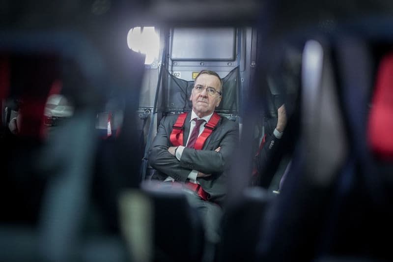 Boris Pistorius, German Minister of Defense, sits in the air force's Airbus A400M on the flight to Stockholm. The Minister learns about the Swedish military service model as a possible role model for Germany. Later in the trip, he will meet his counterparts and soldiers at the NORDIC RESPONSE 2024 exercise. Kay Nietfeld/dpa