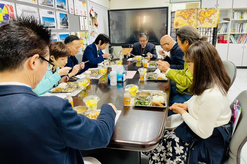 日方參訪團體驗南湖國小的營養午餐