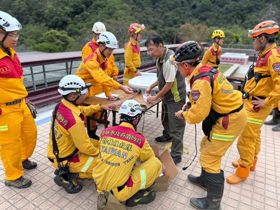 花蓮強震導致部分地區基地台受損，失去通訊能力。中華電信響應政府救災需求，提供低軌衛星系統救災網路，開啟了國內首次以低軌衛星救災的先例。   圖：高雄市特搜隊提供