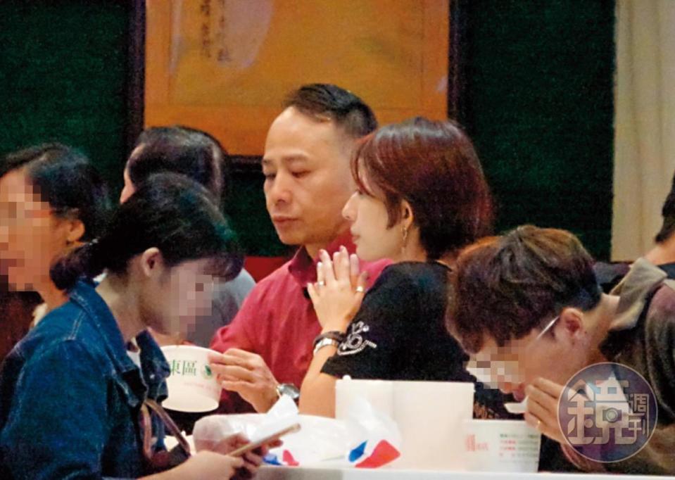 10月5日 20：31 于孝斌與謝京蓓用餐結束後，到知名的東區粉圓共享一碗粉圓冰。