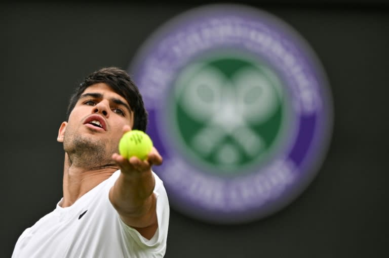 L'Espagnol Carlos Alcaraz contre l'Australien Aleksandar Vukic au 2e tour de Wimbledon, le 3 juillet 2024 à Londres (ANDREJ ISAKOVIC)