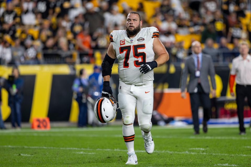 Cleveland Browns guard Joel Bitonio (75) jogs off the field Monday night in Pittsburgh.