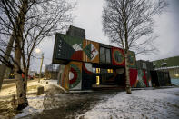 <p>Vista exterior del <strong>Container Hall</strong> que ganó los premios <strong>"Golden Trezziniâ" </strong>en Murmansk, Rusia el 26 de noviembre de 2022.<strong> El centro cultural del Ártico</strong> contiene 12 galerías de casas de contenedores marinos reales, una cafetería, estudios, y locales multifuncionales</p> <p>La creación de un espacio recreativo y cultural en esa ciudad rusia situada en la frontera rusa con Noruega y Finlandia, en la región de Laponia, es muy importante porque su población se enfrenta a un frío extremo. Múrmansk es considerada la ciudad más oscura del planeta. Durante el invierno, amanece alrededor de las 11 de la mañana y cuatro horas después, a las 13:00h. Y no sale el sol durante 40 días entre diciembre y enero.</p> <p>(Foto de Semen Vasileyev/Agencia Anadolu a través de Getty Images).</p> 