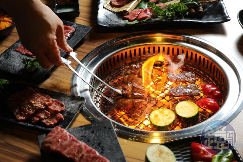 「大股熟成燒肉專門」採專人桌邊服務，免動手就能享受最佳火侯。