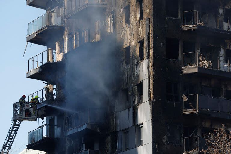 Por causas que están en investigación, el fuego comenzó cerca de las seis de la tarde de este jueves (14 horas de Argentina) en una vivienda de la quinta planta del edificio, situado en el cruce de las avenidas General Avilés y Maestro Rodrigo