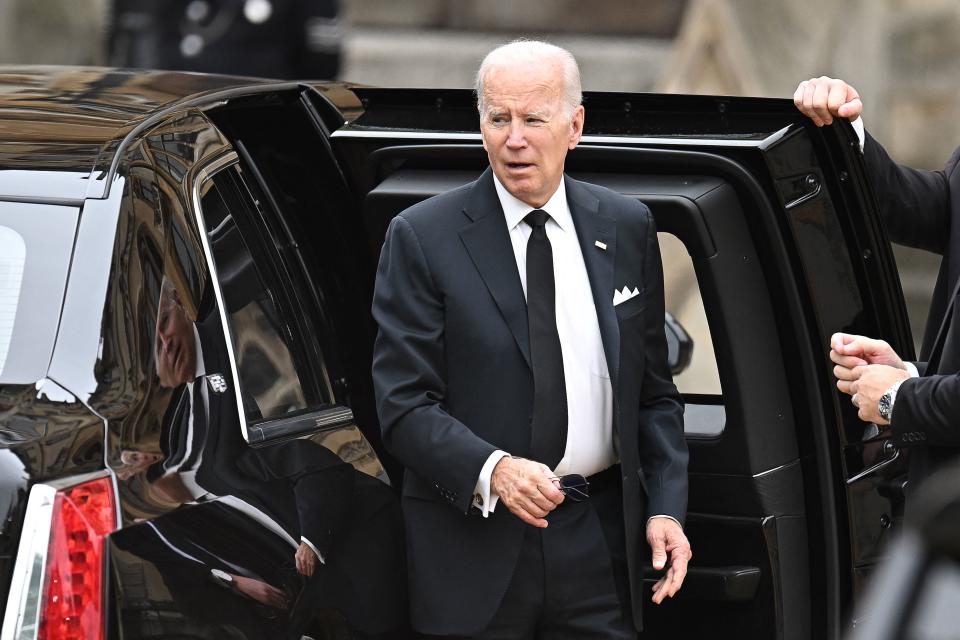 US President Joe Biden arrives at Westminster Abbey in London on September 19, 2022, for the State Funeral Service for Britain's Queen Elizabeth II. - Leaders from around the world will attend the state funeral of Queen Elizabeth II. The country's longest-serving monarch, who died aged 96 after 70 years on the throne, will be honoured with a state funeral on Monday morning at Westminster Abbey. (Photo by Oli SCARFF / AFP) (Photo by OLI SCARFF/AFP via Getty Images)