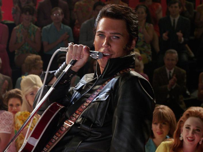 Austin Butler as Elvis with screaming fans behind him