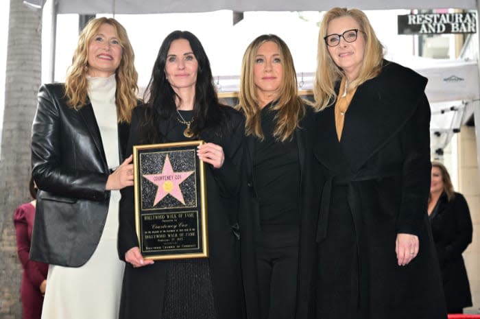 Jennifer Aniston, Courteney Cox y Lisa Kudrow con Laura Dern