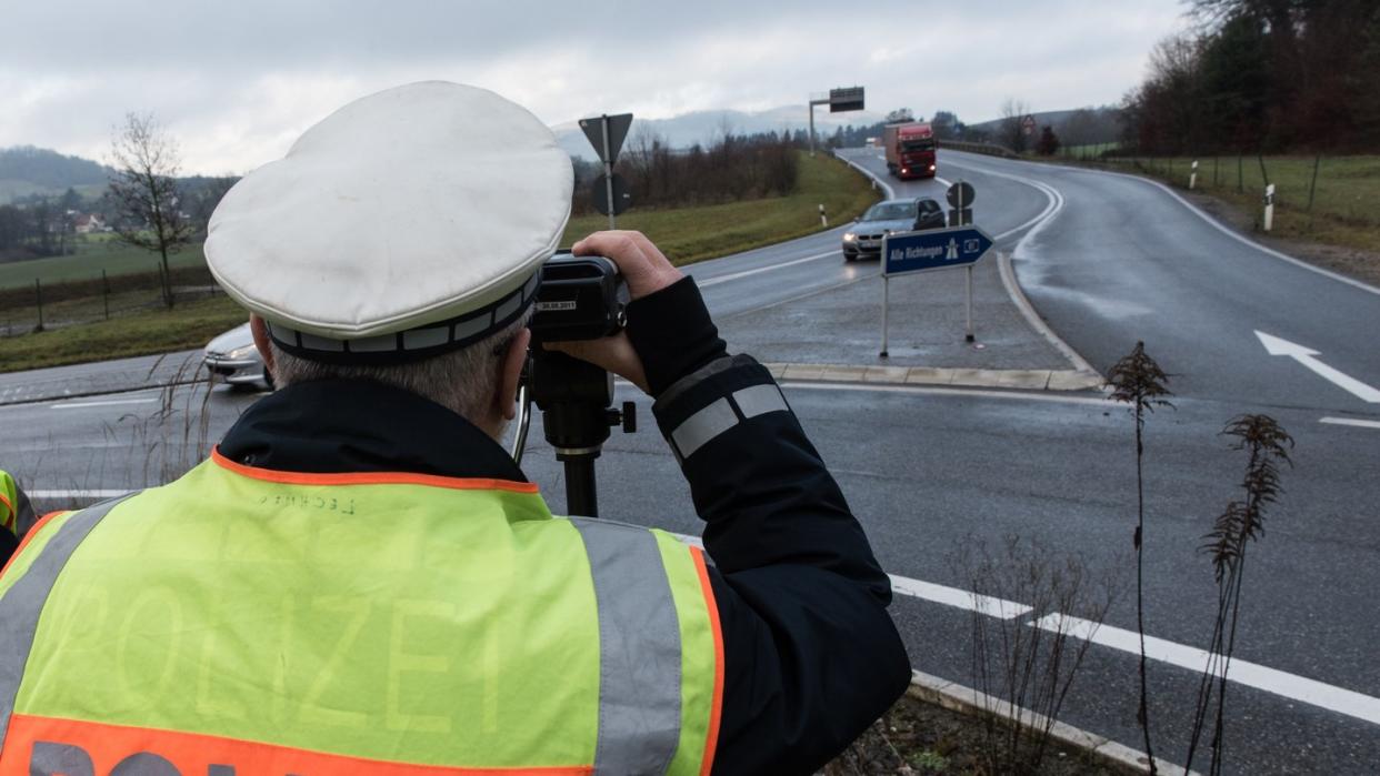 Ein Polizist misst die Geschwindigkeit passierender Autos. Die neuen Rgelungen des Bußgeldkatalogs für Verkehrssünder sind wegen eines Formfehlers zurzeit in Teilen außer Vollzug gesetzt.