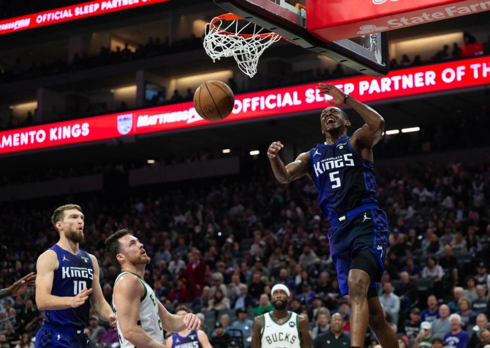 Sacramento Kings guard De’Aaron Fox (5) dunks during a game against the Milwaukee Bucks at Golden 1 Center on Tuesday.