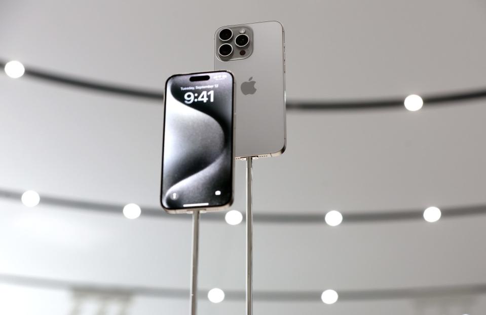 Das iPhone 15 Pro ist das erste Telefon von Apple, das mit einem Titanrahmen ausgestattet ist. - Copyright: Justin Sullivan / Getty Images